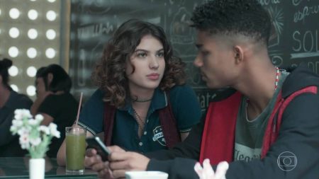 Malhação – Viva a Diferença – Capítulo de Sexta-Feira (16/10): Samantha se aproxima de Anderson