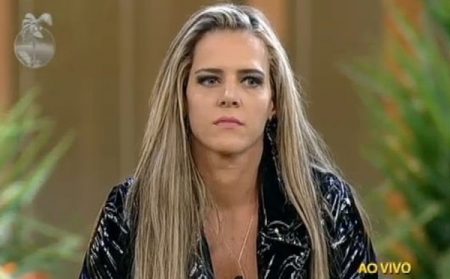 Furacão da CPI, Denise Rocha reaparece ainda mais irreconhecível após cirurgias