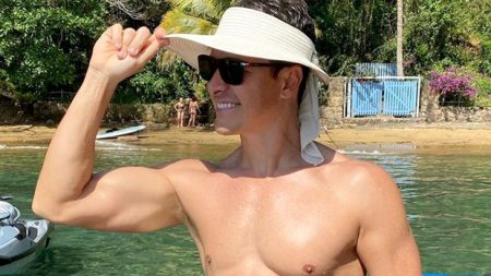 Rodrigo Faro exibe corpo musculoso em foto de sunga e volume chama a atenção