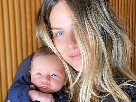 Com 4 meses, filho de Giovanna Ewbank já sabe fazer selfie