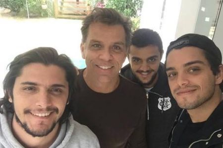 Bruno Gissoni e Rodrigo, Felipe e Beto Simas aparecem sem camisa e enlouquecem a web