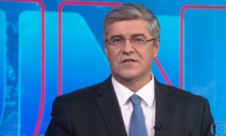 Apresentador do Jornal Nacional quebra o protocolo e ataca Bolsonaro
