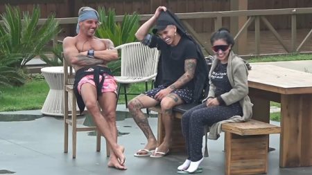 A Fazenda 2020: Juliano, Biel e Mirella comemoram punição às gargalhadas