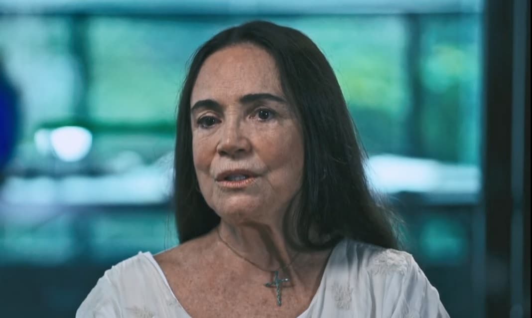 Regina Duarte tenta lacrar com Auxílio Brasil, mas erra e exibe o Auxílio Emergencial