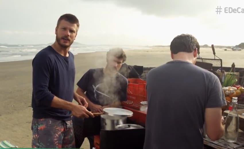 Rodrigo Hilbert surpreende e improvisa fogão na praia para cozinhar