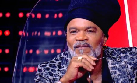 Carlinhos Brown chora e Iza fica chocada com bloqueio no The Voice