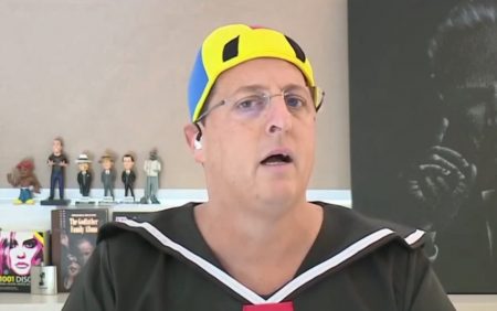 Benjamin Back paga aposta e aparece de Quico em programa ao vivo