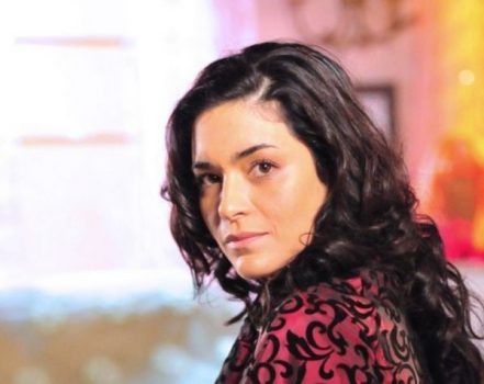 Flor do Caribe – Capítulo de Segunda-feira (09/11): Cristal revela a Ester paixão por Cassiano