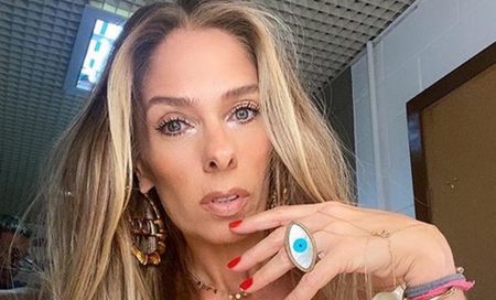 Adriane Galisteu dispensa parte de cima do biquíni e faz web ferver