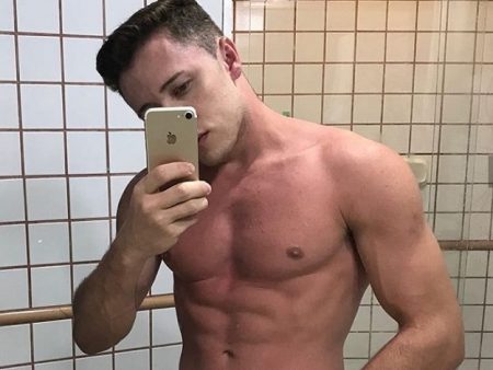 Participante de A Fazenda 2020 namorou ator pornô gay que fez live explícita no Instagram