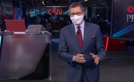 De máscara, Márcio Gomes faz sua estreia na CNN Brasil e repercute na web