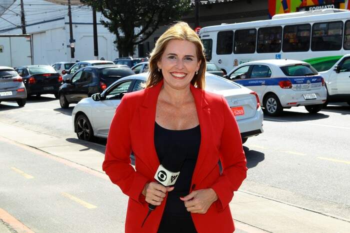 Candidata a prefeita, ex-repórter da Globo tem carro alvejado por tiros