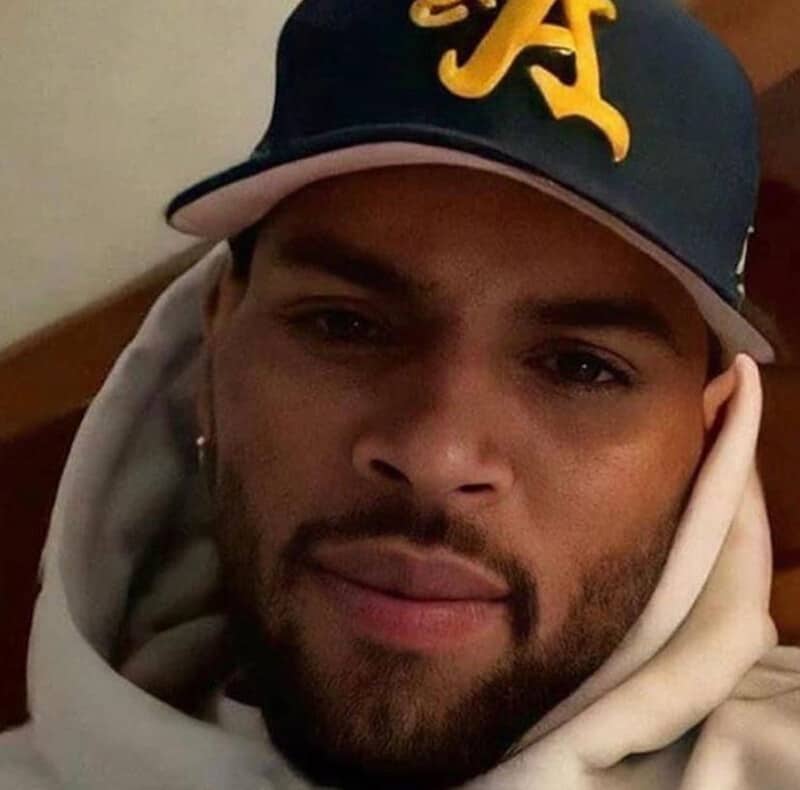 Chris Brown cria perfil de fotos íntimas e 1ª imagem acaba vazando