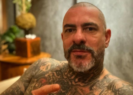 Henrique Fogaça é clicado ajeitando a sunga e deixa corpão de fora