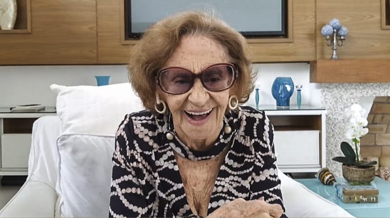 Aos 93 anos, Laura Cardoso relembra carreira e recebe homenagem de colegas