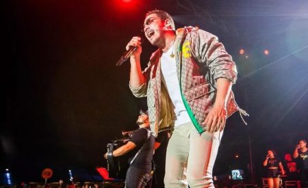 Safadão faz show para 4 mil pessoas, comemora e se emociona