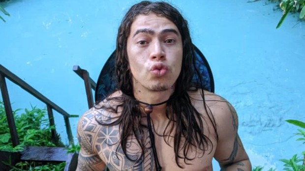 Whindersson Nunes ostenta corpo malhado em selfie sem camisa