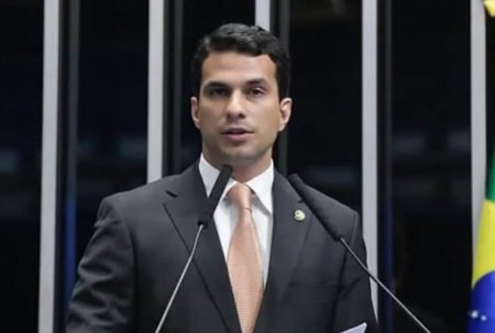 Modelo acusa senador de estupro e faz relato chocante