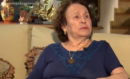 Mãe de Gugu é vacinada contra o coronavírus