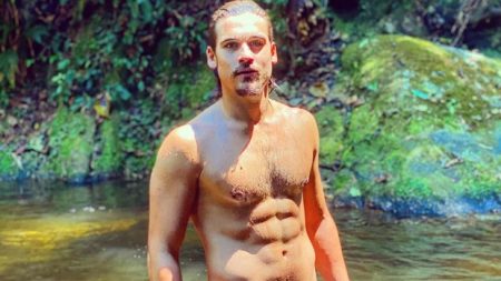 Nicolas Prattes aparece só de sunga e seguidores abusam do zoom