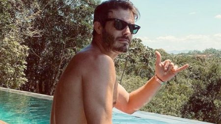 Fãs de Thiago Rodrigues reparam em volume na bermuda do ator em foto misteriosa