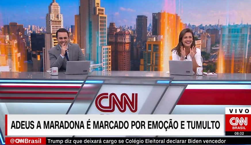Apresentadores da CNN Brasil interrompem telejornal e caem na gargalhada