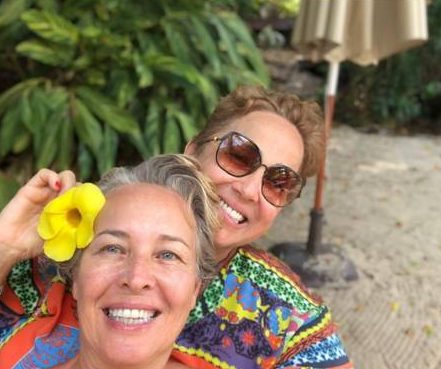 Ex-esposa de Claudia Jimenez posta foto com a atriz e se declara