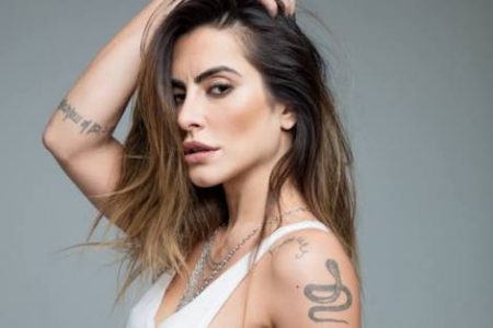 Cleo Pires puxa o biquíni branco e surpreende ao mostrar corpão