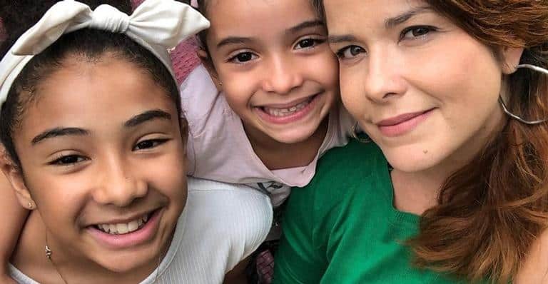 Samara Felippo mostra expectativa e realidade com as filhas e web reage