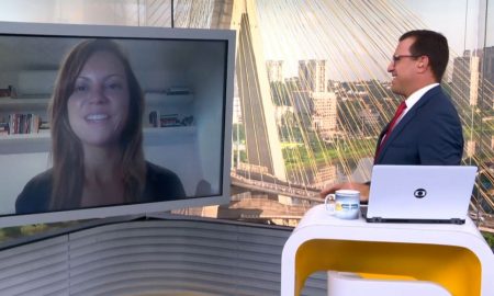 Secretária é criticada por deixar celular ligado durante entrevista na Globo