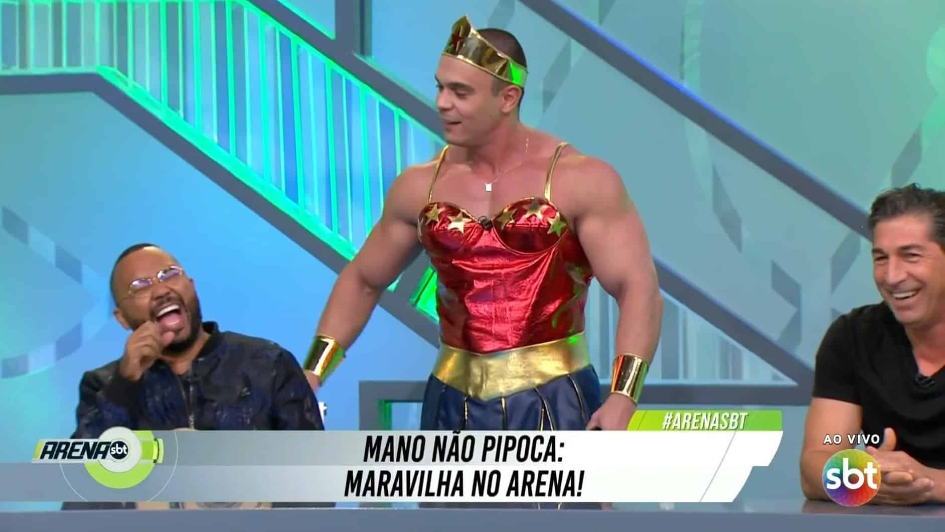 Flamengo faz Mano perder aposta e comentarista vira Mulher-Maravilha no SBT