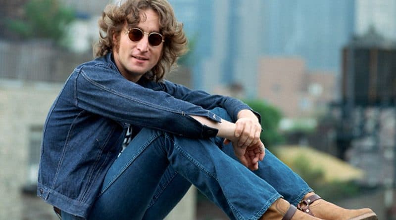 Após 40 anos, nova biografia insinua que John Lennon era gay