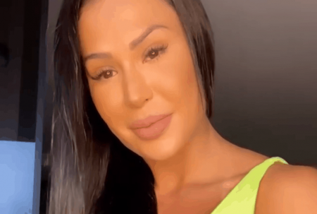 Gracyanne Barbosa põe shortinho minúsculo e toma atitude ousada