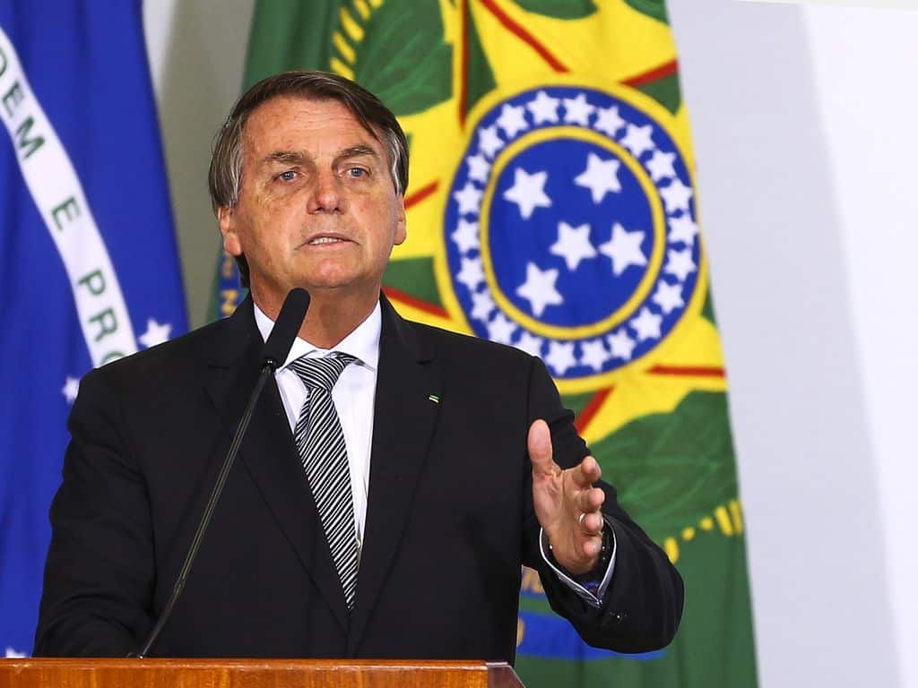 Mantida com verba pública, TV Brasil mostra Bolsonaro acenando em rodovia por 10 minutos