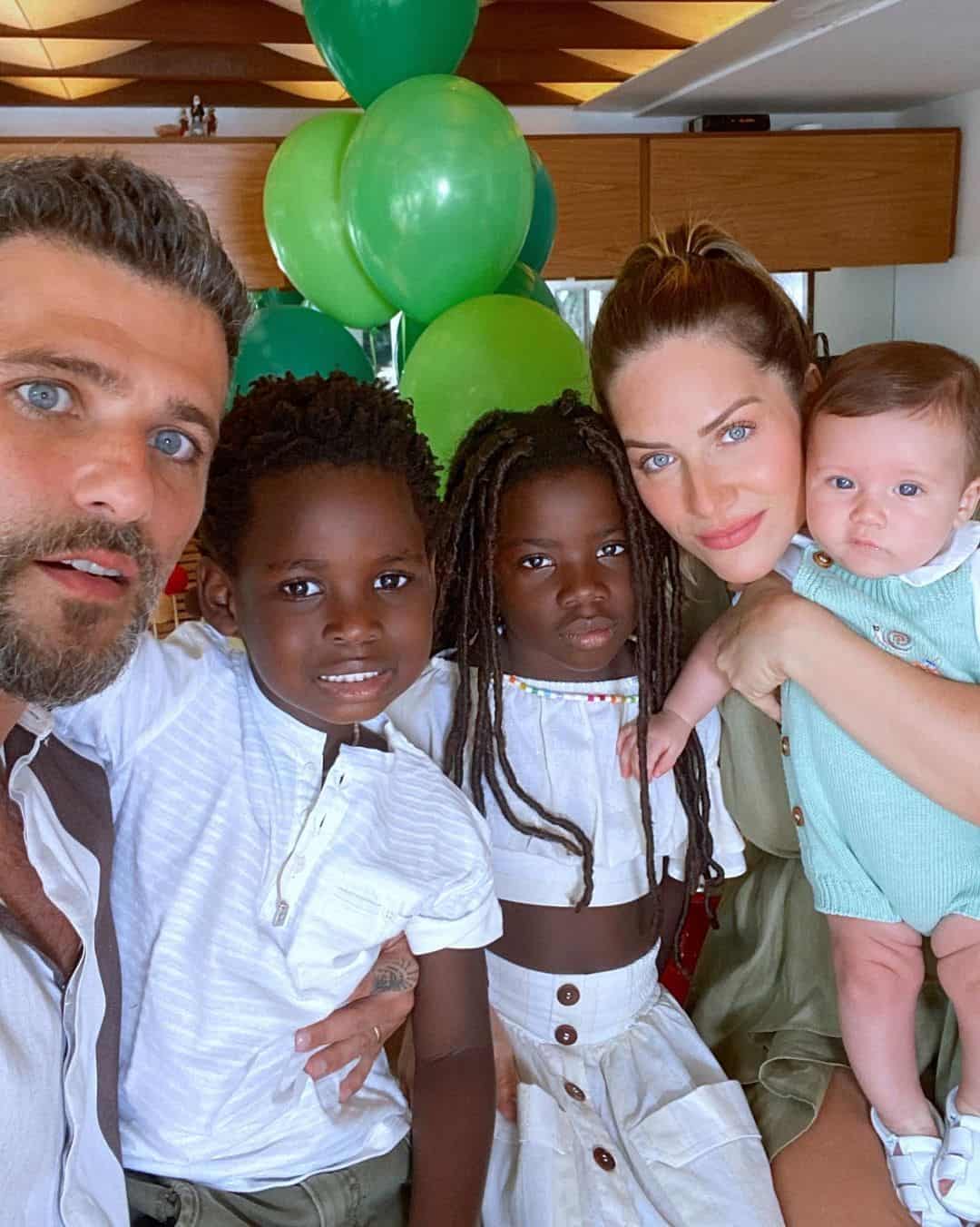 Giovanna Ewbank revela vontade de ter mais filhos e baba ao vê-los em capa de revista