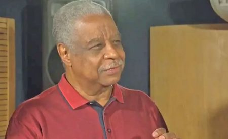 Cantor Ubirany, do Fundo de Quintal, morre de covid-19 no Rio