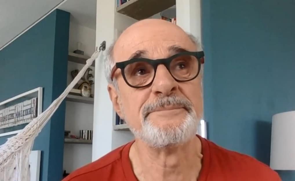 Marcos Caruso chora ao ser surpreendido por filho e netos na Globo