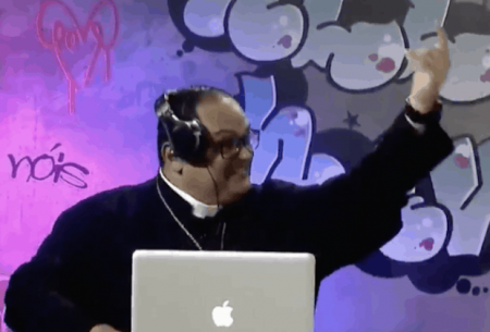 Padre ataca de DJ em rave religiosa na Rede Vida e viraliza