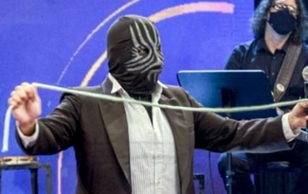 Mister M tira a máscara e mostra o rosto em programa da Globo