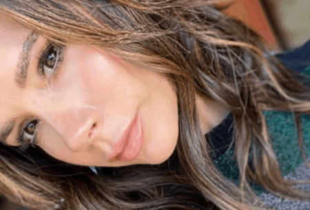 Victoria Beckham exibe sua flexibilidade em posição inusitada