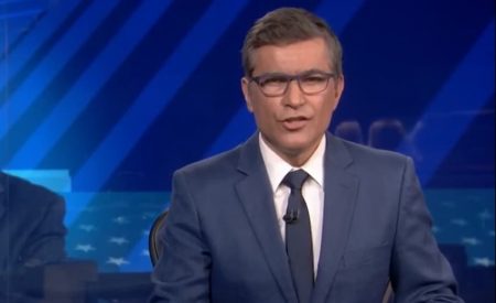 Jornal Nacional sofre com falha, coloca âncora em saia justa e vira piada