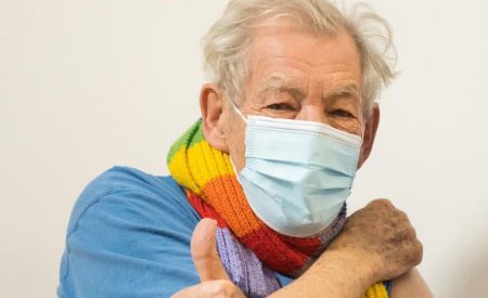 Aos 81 anos, Ian McKellen é primeiro famoso a tomar vacina contra covid