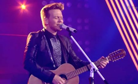 Michel Teló emociona ao dedicar música nova aos filhos no The Voice