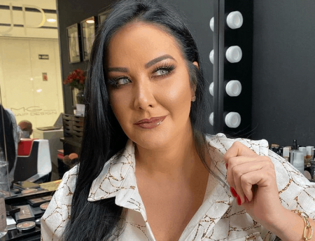 Ousada, Helen Ganzarolli abre o blazer e mostra parte do corpo na internet