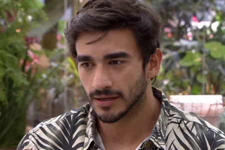 Ex-BBB Guilherme é flagrado aos beijos com digital influencer na casa de Carlinhos Maia