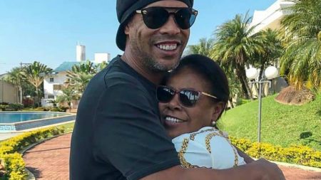 Ronaldinho Gaúcho faz pedido aos fãs após mãe ser internada com Covid