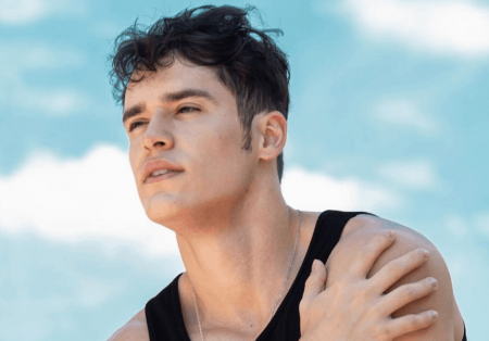 Ator de TiTiTi, Julio Oliveira põe a mão em parte do corpo e posta foto ousada