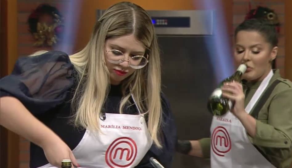Marília Mendonça vê Maraisa tomando vinho na garrafa e dá bronca no MasterChef