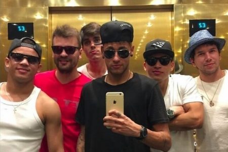 Neymar Jr banca diária caríssima de casa para passar Réveillon com parças