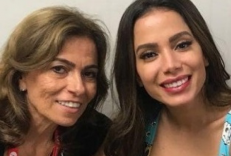 Mãe de Anitta ostenta boa forma em clique na praia